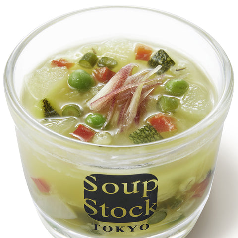 緑の野菜の冷たいミネストローネ
