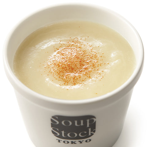 素材を食べる玉葱の白いポタージュ