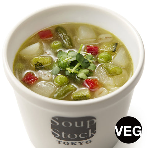 緑の野菜のミネストローネ