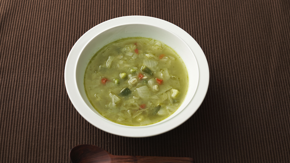 緑の野菜のミネストローネ